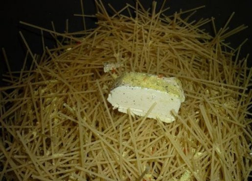 1. Этап. Спагетти с фаршем в мультиварке: 2. Добавим сухие спагетти (можно их чуть поломать) и большой кусок сливочного масла. Заливаем водой.