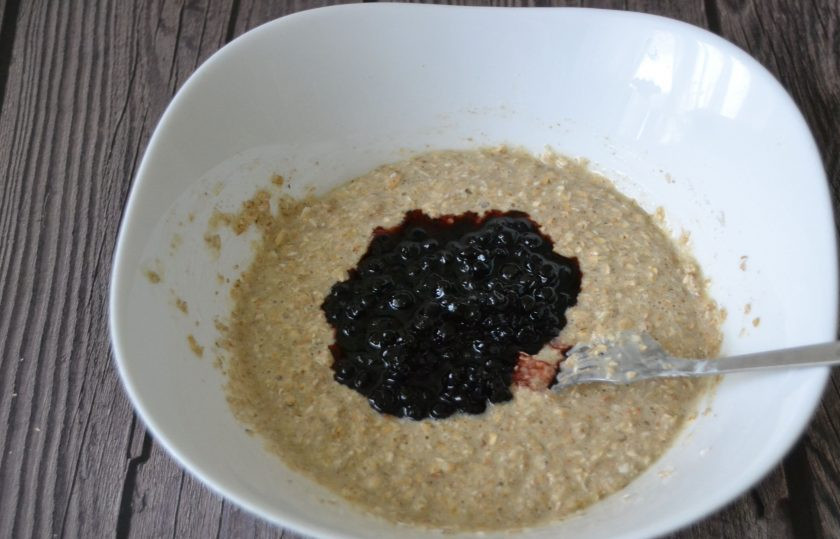 1. Этап. Овсяное печенье с вареньем: Добавьте черничное варенье.