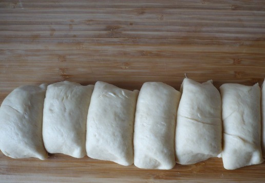 1. Этап. Булочки с плавленым сыром Ассорти: Тесто подошло, его нужно обмять и разделить на кусочки примерно весом по 80 грамм (у меня получилось - 8 штук)