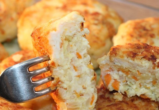 1. Этап. Куриные котлеты на кабачковой подушке: 13. Одну котлету, я поджарила до готовности, вот так она выглядит в разрезе.