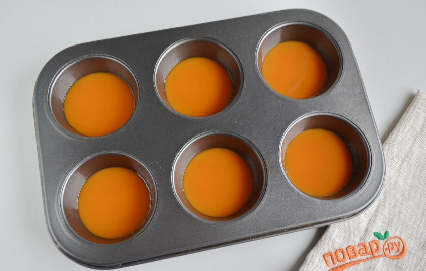 1. Этап. Лимонные пирожные Сансы Старк: 12. Тщательно вымойте формочки после выпечки, вытрите насухо. Смажьте растительным маслом и в каждую влейте по 2 ст. л. лимонного курда.