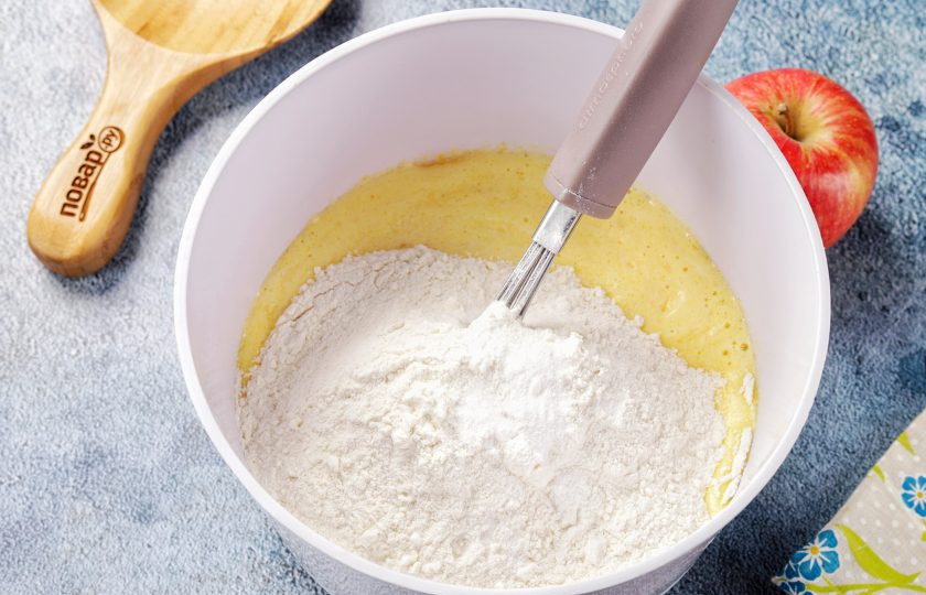 1. Этап. Заливной пирог на кефире с яблоками: Добавьте муку и соду.