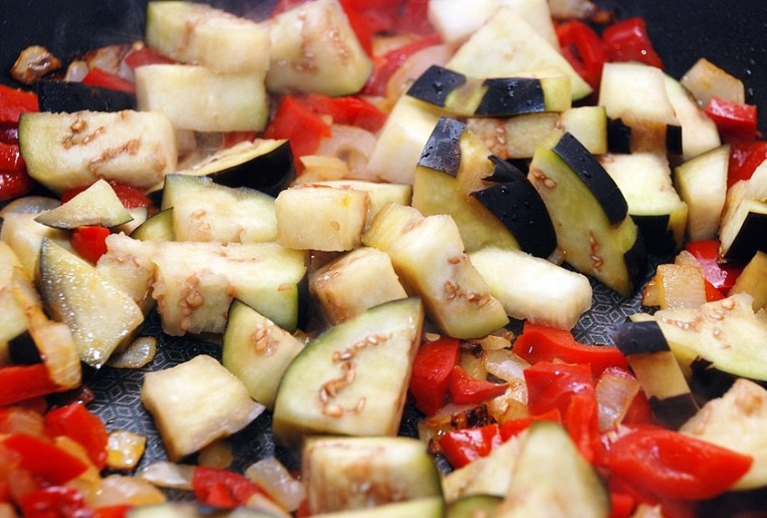 1. Этап. Подлива из баклажан: Добавить нарезанный баклажан. Продолжать обжаривать все на среднем огне 4-5 минут, периодически помешивая. Кстати, баклажан очень хорошо впитывает масло.
