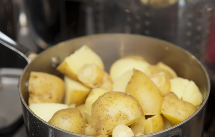 1. Этап. Пюре из картофеля и пастернака: Поставьте кастрюлю с картошкой и пастернаком обратно на медленный огонь, чтобы оставшаяся вода выкипела. Разогрейте молоко в микроволновке.