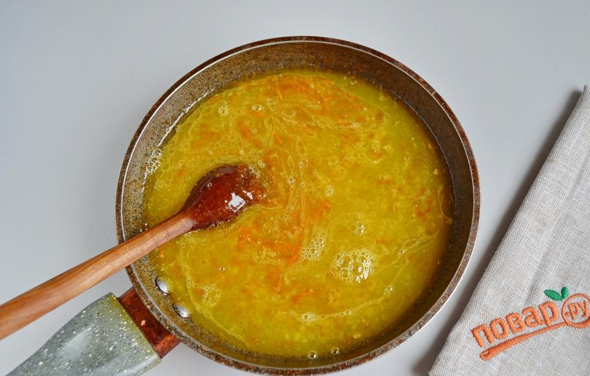 1. Этап. Креп Сюзетт (Crepe Suzette): 14. Влейте в соус апельсиновый сок, добавьте цедру. Уваривайте соус, постоянно помешивая, до консистенции сиропа. Примерно 5 минут.