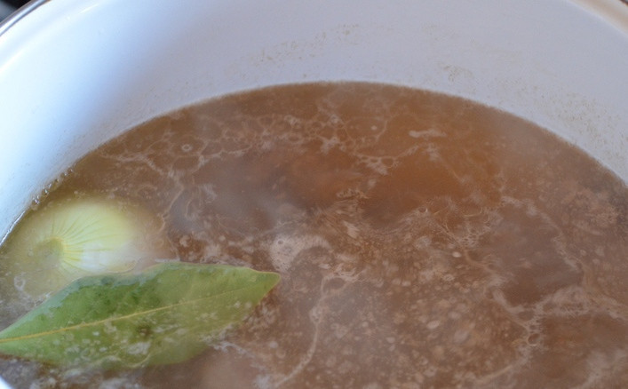 1. Этап. Соус из говядины с картошкой: Перекладываем обжаренное мясо в кастрюльку и заливаем его водой (1,7-2 литра), добавляем лавровый лист и очищенную целую луковицу. Ставим кастрюлю на медленный огонь и варим мясо в течение одного часа.