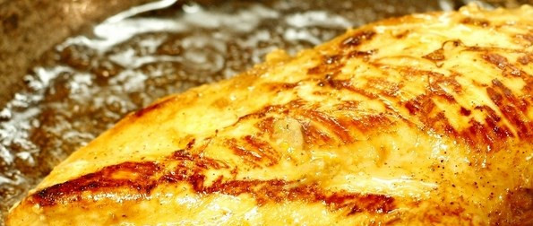 1. Этап. Куриная грудка с апельсинами: Затем курицу достаньте из маринада (дайте ему стечь) и обжарьте на сильном огне по минуте-две с каждой стороны. Проткните вилкой: если сок прозрачный - курица готова.