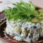 Картофельный салат по-фински Картофель очистить от кожуры и нарезать на небольшие кубики. Добавить мелко нарезанный лук. Добавить маринованные огурцы, нарезанные на небольшие кубики. Приготовить заправку: к сметане добавить соль, сахар, горчицу, перец, тщательно перемешать. Обязательно попробуйте соус и при необходимости отрегулируйте его вкус. Заправить салат соусом, перемешать и подавать. Приятного аппетита!