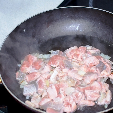 1. Этап. Жульен из горбуши: Итак, начинаем. Рыбу режем небольшим кубиком, выжимаем в нее сок половины лимона, отставляем. Лук мелко нарезаем и обжариваем до прозрачности, затем добавляем к луку рыбу.