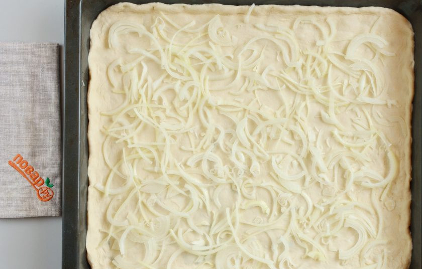 1. Этап. Пирог с картошкой: Распределите лук по тесту, посолите его.