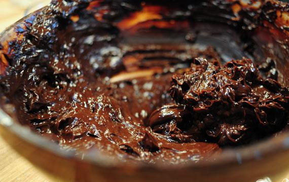 1. Этап. Шоколадные трюфели: 3. Вылить глазурь в широкую мелкую кастрюлю. Дать постоять при комнатной температуре до готовности, пока не загустеет.