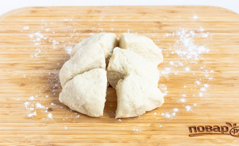 1. Этап. Лепешки без яиц: Разделите тесто на 6 частей. Можно больше или меньше, от этого будет зависеть размер лепешек. Если разделите на 6 частей, лепешки получатся диаметром 18-20 см.
