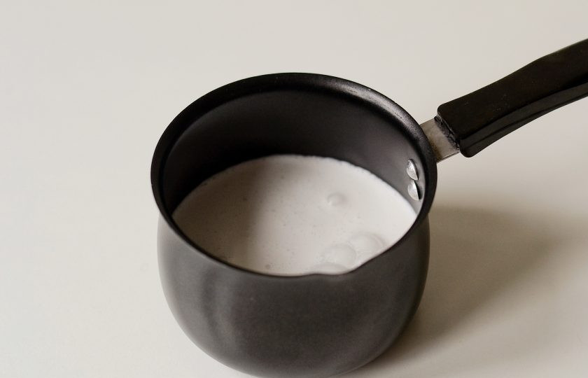 1. Этап. Кофейная панна котта: Сливки перелейте в ковшик с толстым дном, доведите до кипения.
