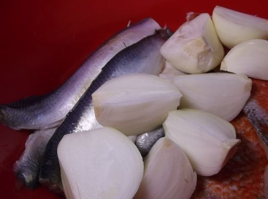 1. Этап. Тефтели из рыбы: Филе и очищенный лук пропустите через мясорубку. Лучше несколько раз.