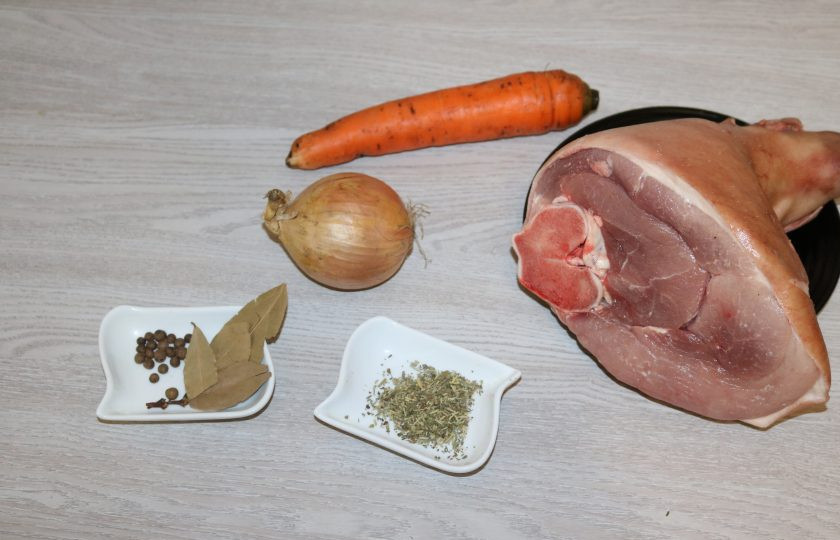 1. Этап. Домашний зельц из свиной рульки: Подготовьте ингредиенты.