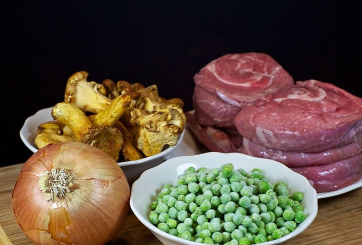 1. Этап. Мясо с лисичками: Подготовим все необходимые ингредиенты.