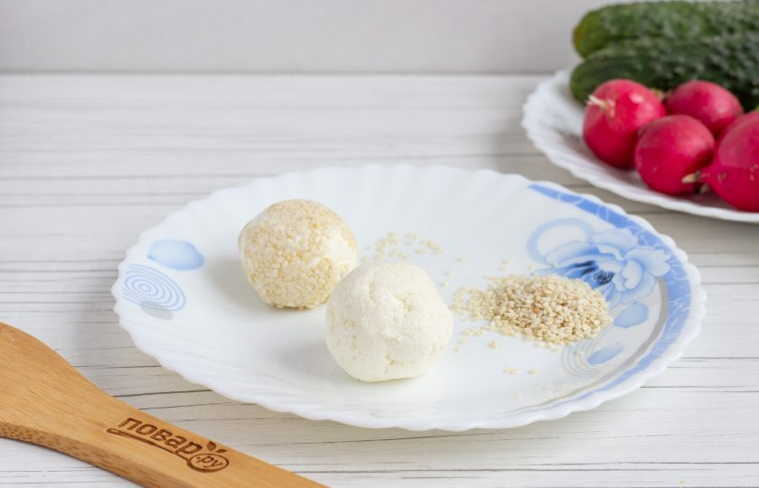 1. Этап. Салат с сырными шариками: Из сыра скатайте шарики размером с грецкий орех и обваляйте их в кунжуте.