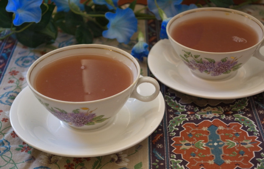 1. Этап. Кисель из варенья и крахмала: Доведите до кипения и варите 2 минуты. Разлейте кисель по чашкам и подайте к столу.