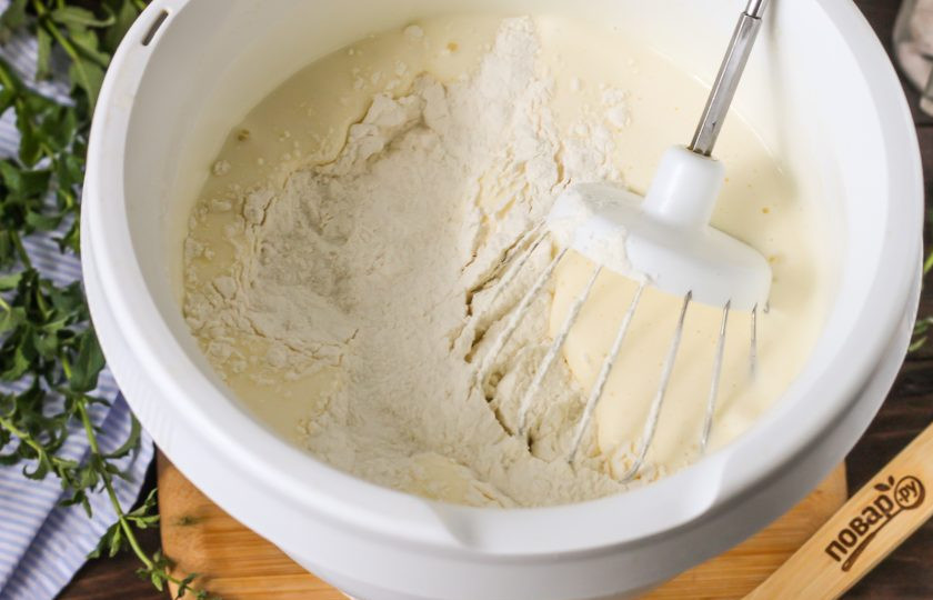 1. Этап. Бисквит на 5 яиц в мультиварке: Всыпьте в нее пшеничную муку и аккуратно вмешайте ее на самой минимальной скорости, стараясь не выпустить пузырьки воздуха.