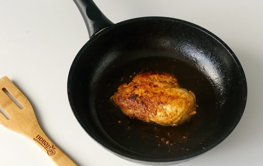 1. Этап. Салат с булгуром и курицей: В сковороде разогрейте растительное масло, выложите грудку, накройте крышкой и на небольшом огне подрумяньте с двух сторон. В процессе я периодически подливаю небольшое количество жидкости, чтобы грудка не жарилась, а как бы тушилась в собственном соку. Готовность проверяем ножом.