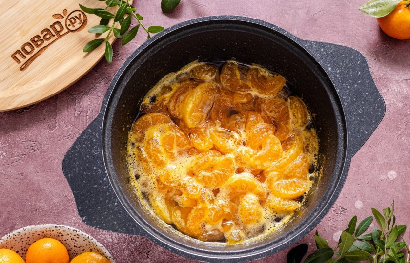 1. Этап. Варенье из мандаринов без кожуры: На сильном огне доведите до кипения, убавьте температуру на низкую и варите 5 минут.