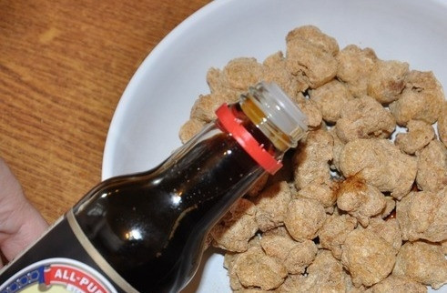 1. Этап. Соевые котлеты: К соевым кусочкам добавьте соевый соус и полстакана воды. Оставьте их на 20 минут для набухания. Потом немного отожмите.