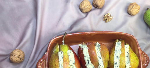 1. Этап. Груши с горгонзолой, медом и орехами: 2 Добавьте сыр горгонзола