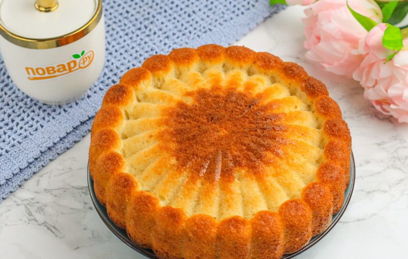 1. Этап. Пирог из мороженого: Слегка остудите пирог из мороженого и выложите на тарелку из формы.