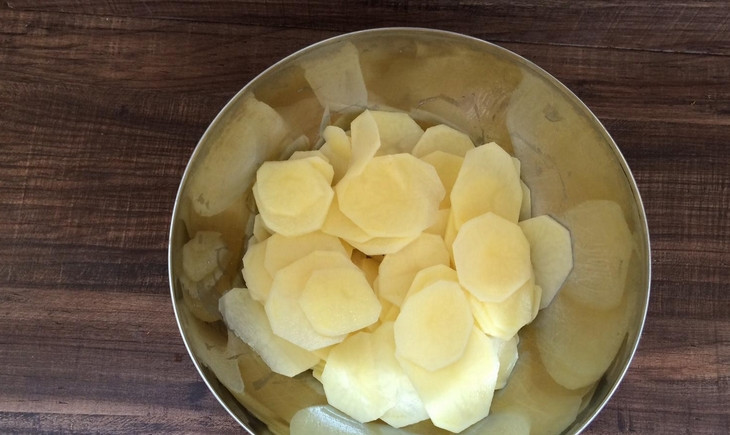 1. Этап. Картофельные снеки: Картофель промойте, очистите и нарежьте очень тонкими ломтиками, толщина 3-4 мм. Кладем картофель в глубокую емкость, заливаем водой, через 20 минут сливаем воду и обсушиваем картошку бумажными полотенцами.