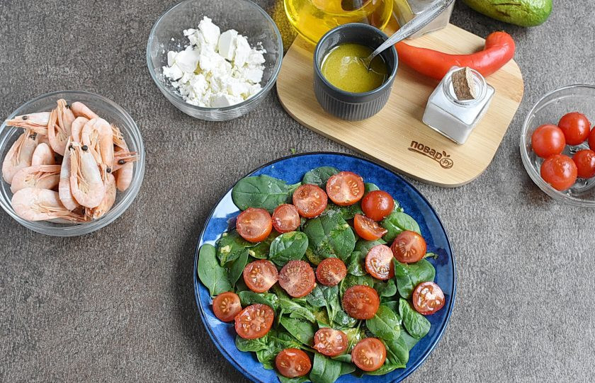 1. Этап. Салат с креветками, авокадо и помидорами черри: Разложите половинки помидорок черри и слегка присолите и поперчите.