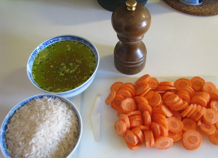 1. Этап. Ленивый рис с курицей: Куриные окорочка промыть, морковку нарезать колечками. Лук мелко порезать и обжарить.