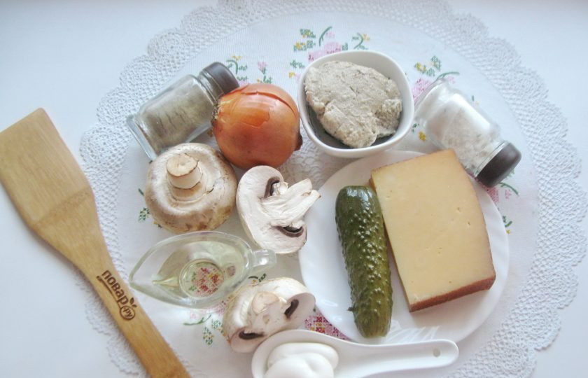 1. Этап. Салат с мясом и жареными шампиньонами: Подготовьте ингредиенты для приготовления салата.