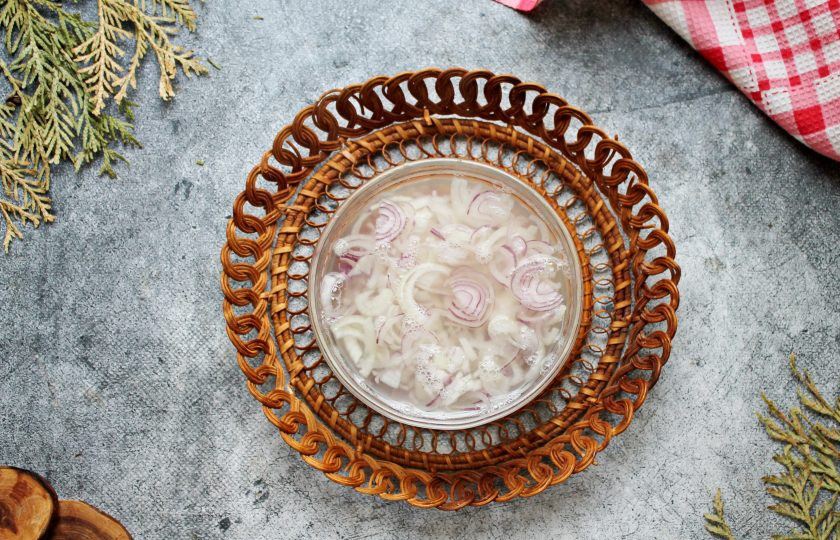 1. Этап. Салат Венский с языком: Репчатый лук порежьте полукольцами и выложите в миску. Залейте лук кипятком, дайте постоять 5 минут и откиньте на сито, чтобы вода полностью стекла. Добавьте в ошпаренный лук соль, сахар, уксус, перемешайте и дайте полностью остыть.