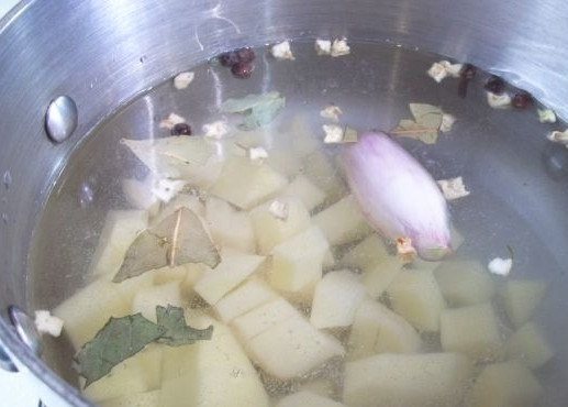 1. Этап. Суп с бычками в томатном соусе: Залейте вышеперечисленные ингредиенты водой, поставьте кастрюлю на плиту.