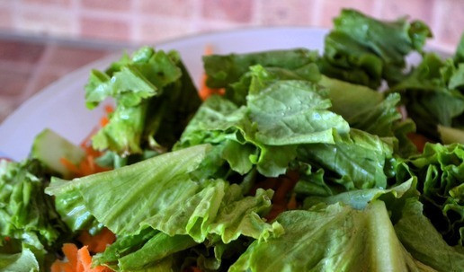 1. Этап. Салат Здоровье: Листья салата промыть, обсушить, порвать руками.