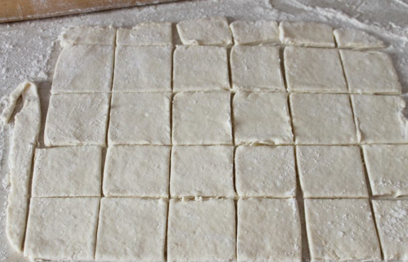 1. Этап. Творожное печенье с фруктами: Готовое тесто раскатываем толщиной 3-4 мм. Разрезаем пласт теста на квадраты.