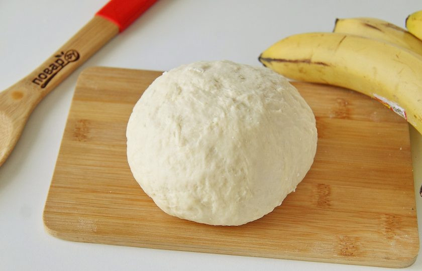 1. Этап. Банановые вареники: Замесите упругое и эластичное тесто. Соберите его в шар, накройте полотенцем и дайте отдохнуть 20-30 минут.