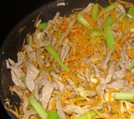 1. Этап. Говядина с сельдереем: Уменьшаем огонь и хорошенько все перемешиваем. Тушим до тех пор, пока не испарится вся жидкость. В самом конце добавляем перец.