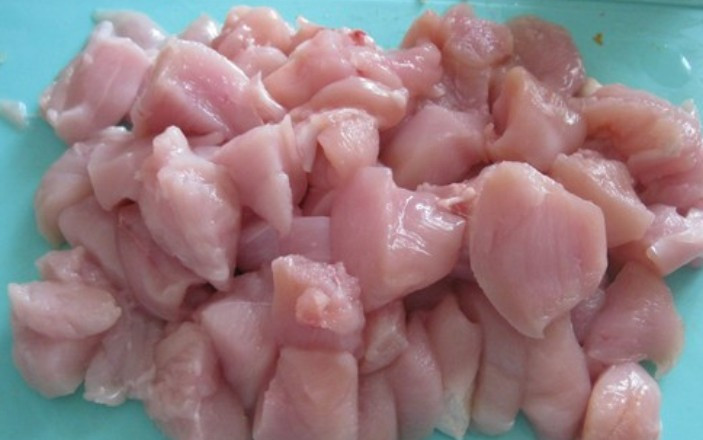 1. Этап. Гуляш из курицы в мультиварке: 2. Нарежьте куриное филе кусочками среднего размера.