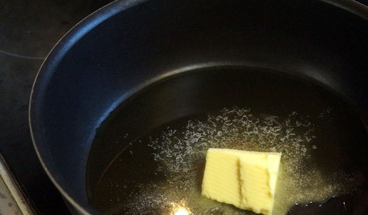 1. Этап. Свинина, тушеная со свеклой: В сотейнике растопить сливочное масло.