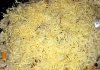 1. Этап. Паэлья с мидиями: Посыпаем паэлью сыром.