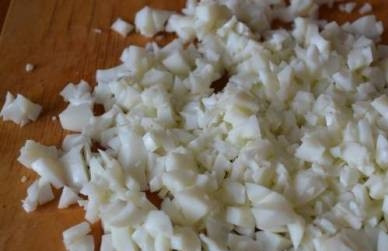 1. Этап. Шпротный салат: А белки мелко порубим ножом.