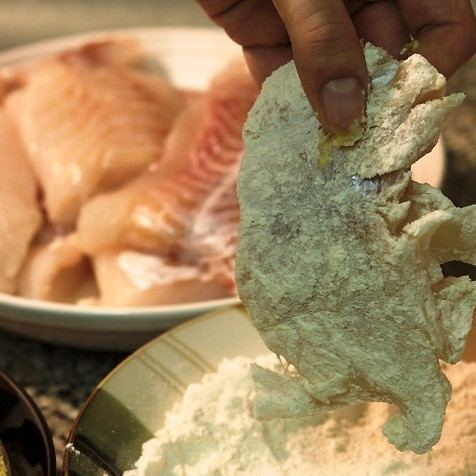 1. Этап. Жареное филе трески: Филе трески хорошенько солим, а затем обваливаем в муке со всех сторон.