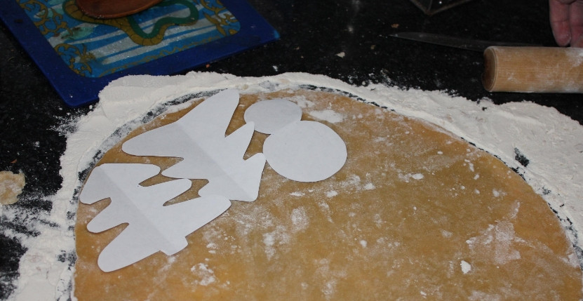 1. Этап. Пряник заварной: 3. Чуть остыв, тесто станет гораздо более густым. Раскатаем его, и при помощи формочек или вот таких бумажных шаблонов вырезаем печенье. Выпекаем его 7-10 минут при 200 градусах.