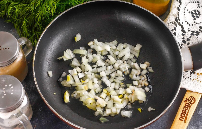 1. Этап. Пичи: В это время нарежьте очищенную половину репчатого лука мелкими кубиками и отпассеруйте в растительном масле примерно 2-3 минуты.