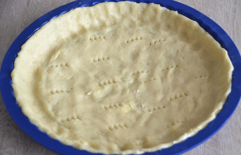 1. Этап. Цветаевский пирог с абрикосами: Распределите тесто по форме для выпечки, сформируйте бортики, вилкой сделайте на дне проколы, уберите в морозильную камеру на 10 минут.