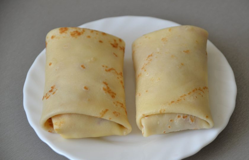 1. Этап. Сладкие начинки для блинов: Блины с рикоттой и вишней сверните конвертиком.