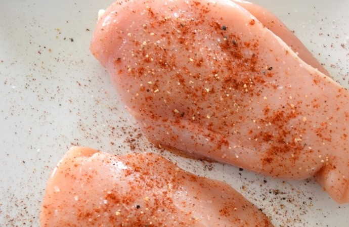 1. Этап. Куриный салат с кукурузой: 1. Вымойте мясо и оботрите его насухо, посолите мясо и добавьте молотый чили перец.