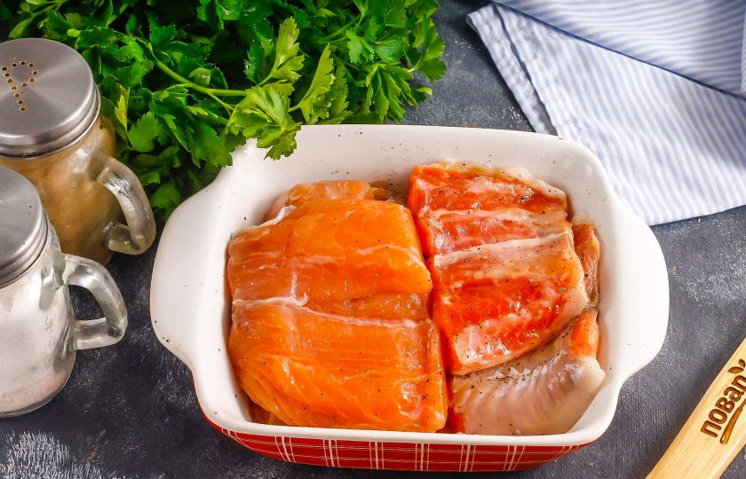 1. Этап. Засол красной рыбы с водкой: Спустя указанное время засоленная рыба выделит много жидкости. Спустя сутки рыбка станет малосольной, спустя двое — хорошо просоленной.