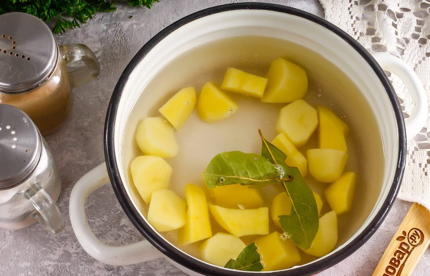 1. Этап. Молочный суп с капустой и картофелем: Очищенный картофель нарежьте средними кубиками и выложите в кастрюлю. Добавьте воду и лавровые листья, поместите емкость на плиту и отварите в течение 15 минут, снимая образовавшуюся пену.